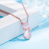 Collana con adorabile gatto in pietra rosa e zirconio